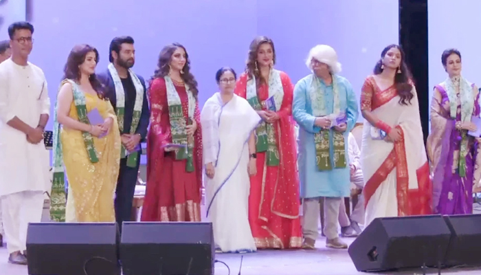 মহানায়ক সম্মাননা পেলেন শ্রাবন্তী-শুভশ্রী