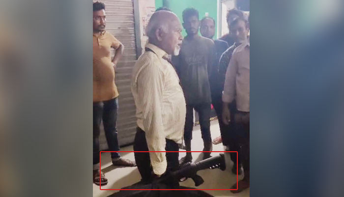বোয়ালমারীতে বাড়িওয়ালাকে আ.লীগের মনোনয়ন প্রত্যাশীর আগ্নেয়াস্ত্র প্রদর্শন