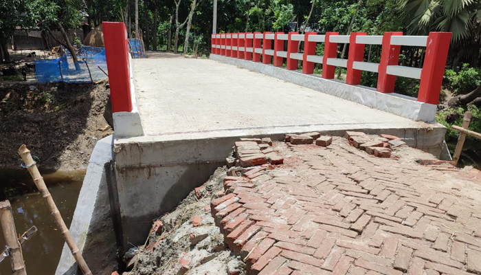 সেতু নির্মাণের দেড় মাসের মাথায় সড়কে ধস