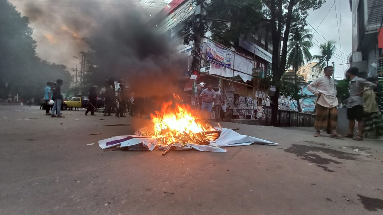 চট্টগ্রামে আ.লীগ প্রার্থীর নির্বাচনী কার্যালয় ভাঙচুর