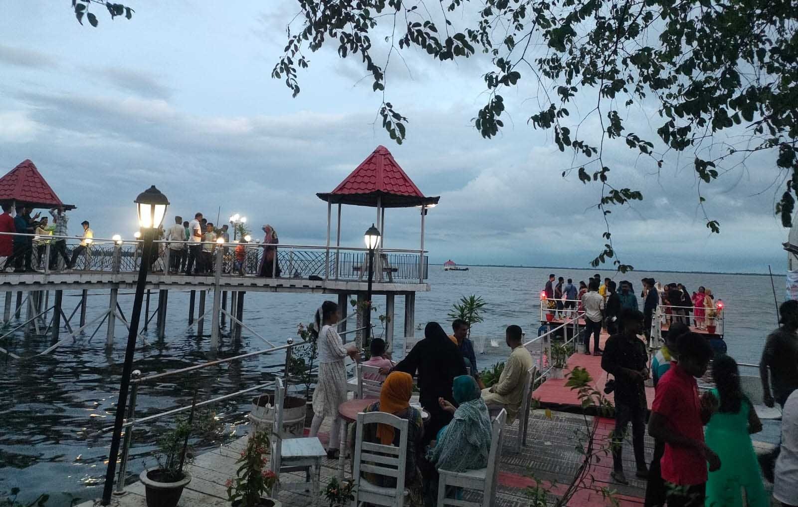 পযর্টকদের পদচারণায় বিশ্বম্ভরপুর হাওর বিলাস মুখরিত