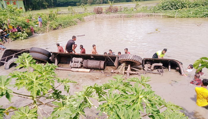 নিয়ন্ত্রণ হারিয়ে বাস পুকুরে, নিহত ১৭