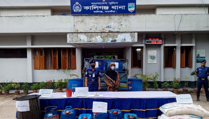 সাতক্ষীরায় ২০৫০ লিটার ভেজাল মধু সহ নারী আটক