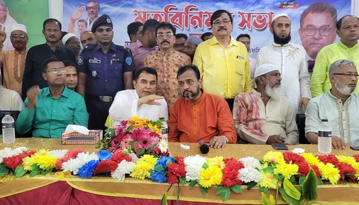 দেশকে এগিয়ে নিয়ে যাচ্ছেন শেখ হাসিনা