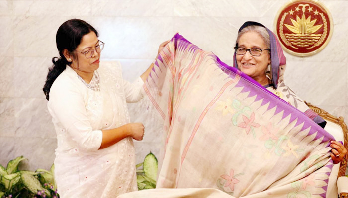 কলাগাছের তন্তু থেকে তৈরি শাড়ি উপহার প্রধানমন্ত্রীকে