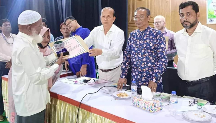 শুদ্ধাচার পুরস্কার পেলেন আলীকদম পরিবার পরিকল্পনা কর্মকর্তা দিদারুল আলম