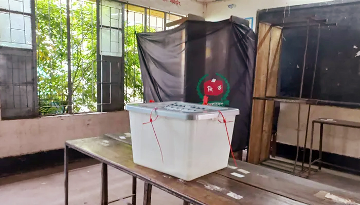 হঠাৎ ভোটকেন্দ্রে ইসি আলমগীর