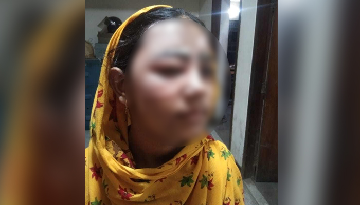 গরম পানি ছুড়ে ঝলসে দেয়া হলো গৃহকর্মীর মুখ