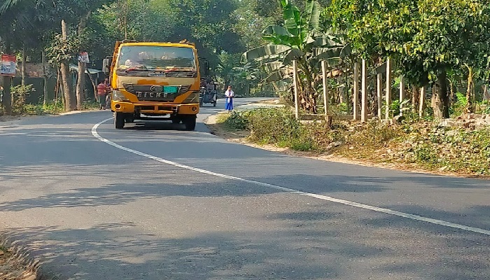 ইটাখলা-গাজীপুর সড়কে ভয়ঙ্কর দুই মোড় যেন মৃত্যুফাঁদ