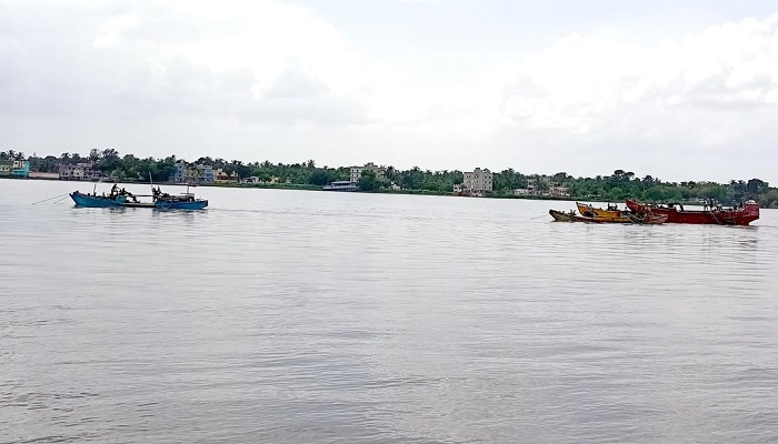ইছামতি নদী থেকে অবৈধভাবে বালু উত্তোলনের মহোৎসব