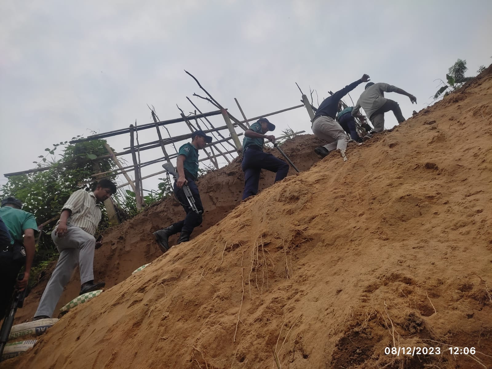 চট্টগ্রামে কৌশলে পাহাড় কাটছে পাহাড়খেকোর দল