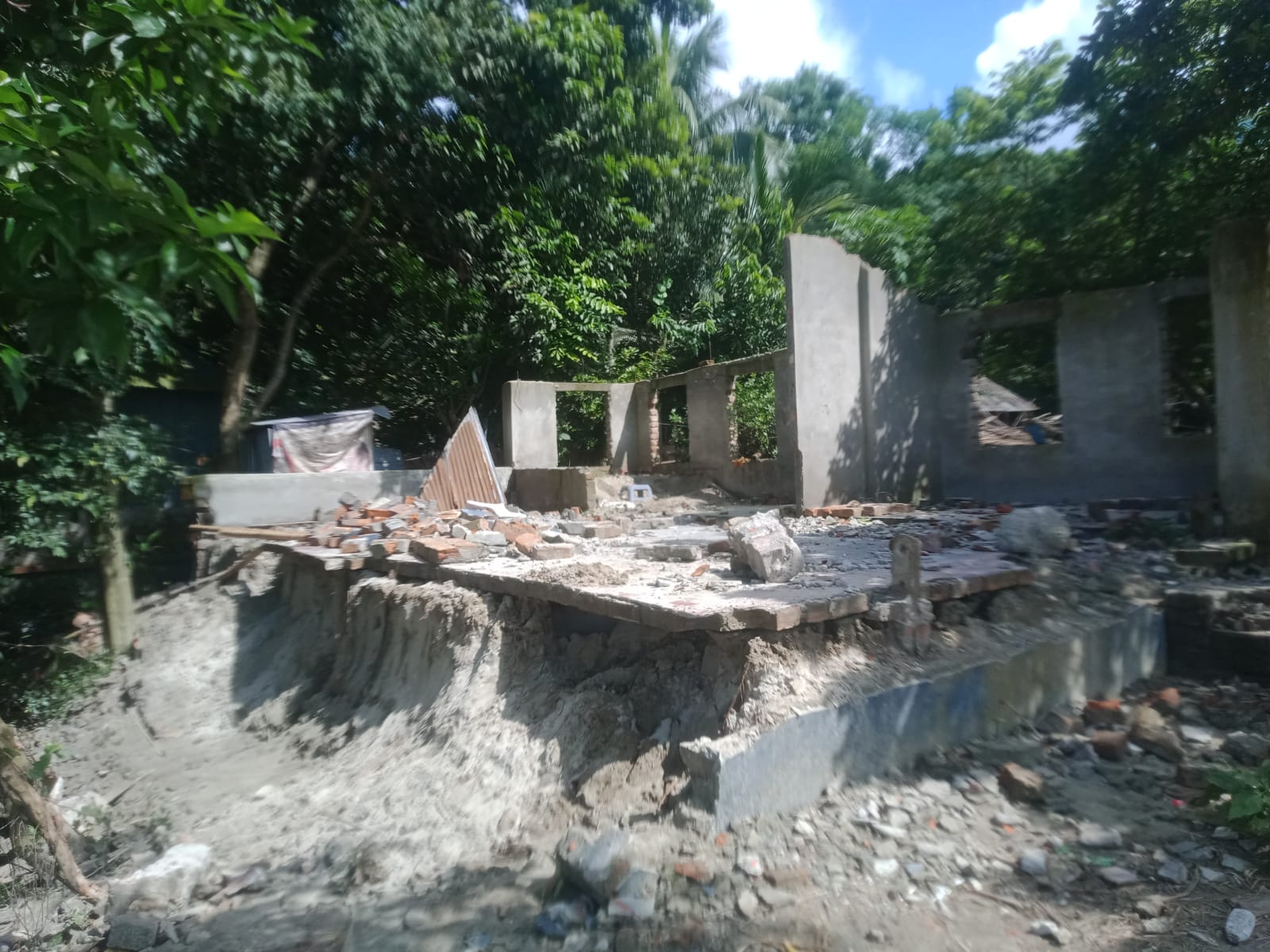 আলফাডাঙ্গায় নদী ভাঙন আতঙ্কে ৩০০ পরিবার