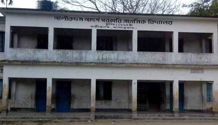 বালাঘাটা আবাসিক ছাত্রাবাসের ১৩ কর্মচারীর দুর্ভোগ