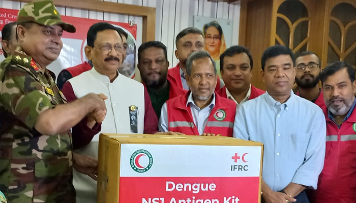 ৭ হাসপাতালে কিট, মশারি বিতরণ চট্টগ্রাম সিটি মেয়রের