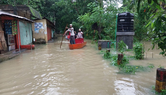 হাটহাজারীতে বন্যায় পানিবন্দি লক্ষাধিক পরিবার