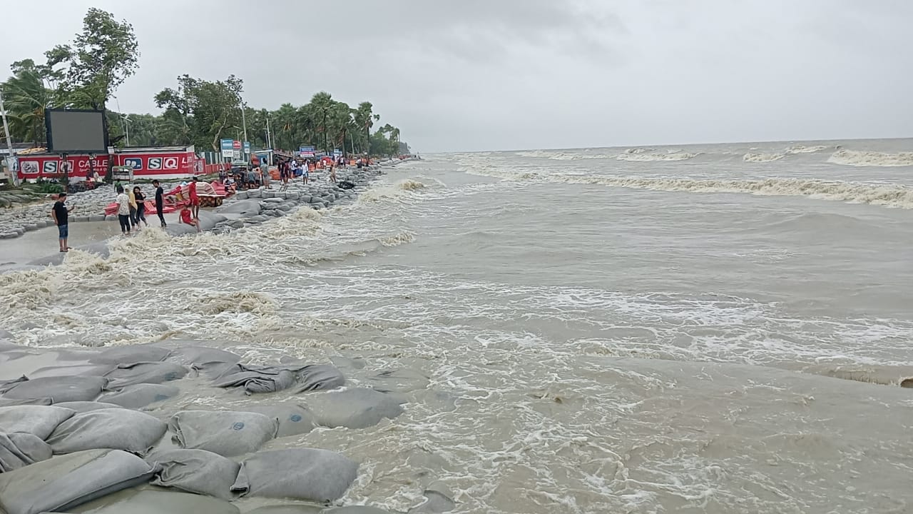 টানা বৃষ্টিতে চরম দুর্ভোগে উপকূলের বাসিন্দারা, চলছে না রান্না