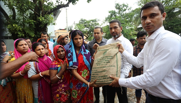 চট্টগ্রামে বন্যাদুর্গতরা পাচ্ছেন প্রধানমন্ত্রীর ত্রাণ সহায়তা