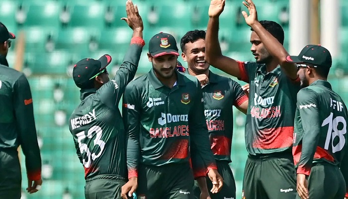 দুই উইকেট হারিয়ে চাপে শ্রীলঙ্কা
