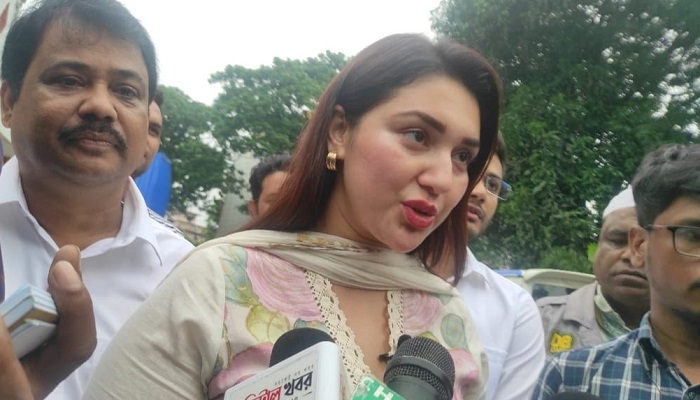 ডিবি অফিসে অপু বিশ্বাস