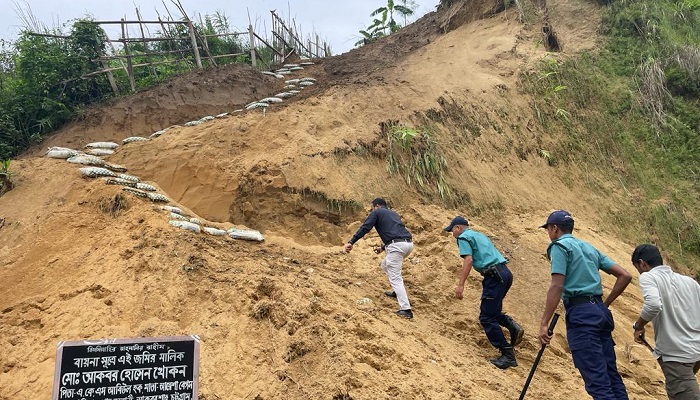 চট্টগ্রামে কৌশলে পাহাড় কাটছে পাহাড়খেকোর দল