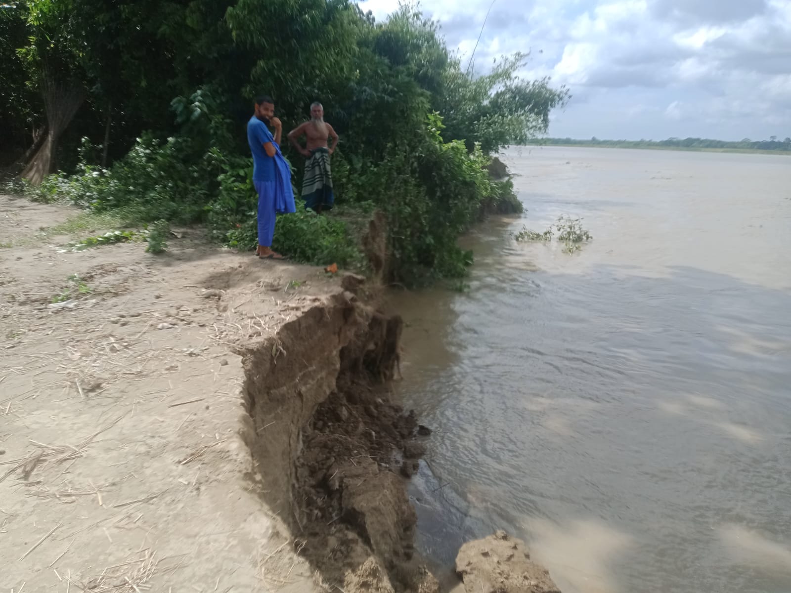 আলফাডাঙ্গায় নদী ভাঙন আতঙ্কে ৩০০ পরিবার