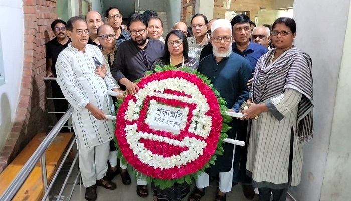 বঙ্গবন্ধুর প্রতিকৃতিতে জাতীয় প্রেসক্লাব নেতৃবৃন্দের শ্রদ্ধা