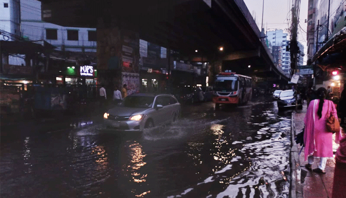 দেড় ঘণ্টার বৃষ্টিতে নাজেহাল রাজধানীবাসী