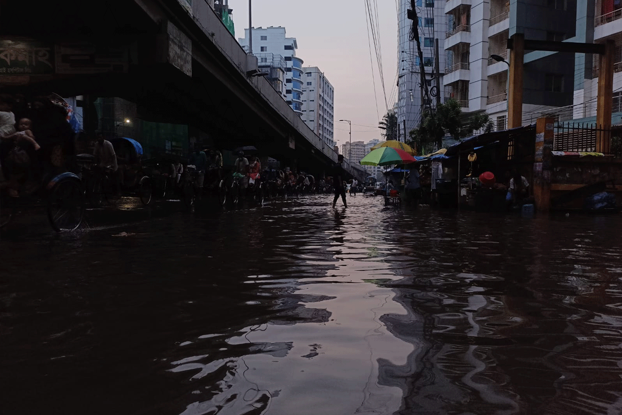 দেড় ঘণ্টার বৃষ্টিতে নাজেহাল রাজধানীবাসী