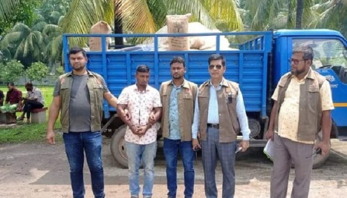 তালতলীতে টিসিবির চালসহ ট্রাক জব্দ, ডিলার আটক