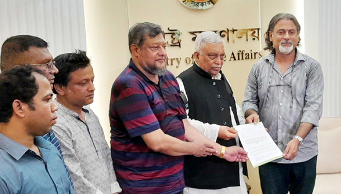চার দফা দাবিতে স্বরাষ্ট্রমন্ত্রীকে যুবলীগের স্মারকলিপি