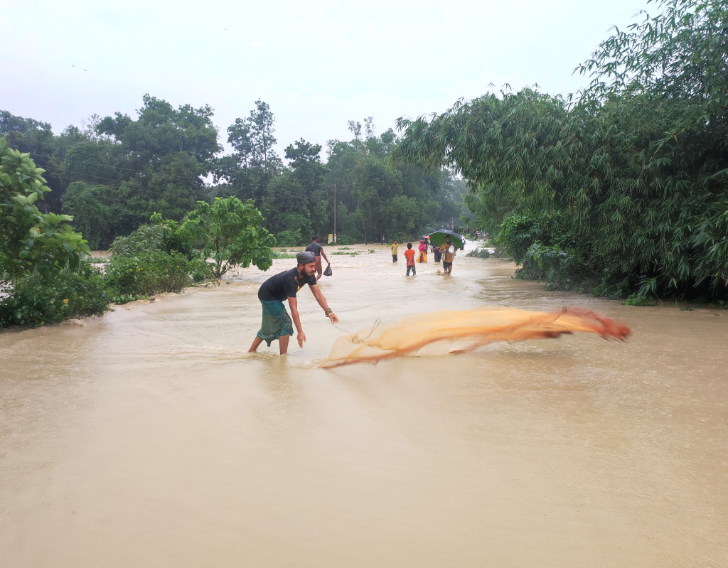 সাতকানিয়ায় বন্যায় লক্ষাধিক মানুষ পানিবন্দি