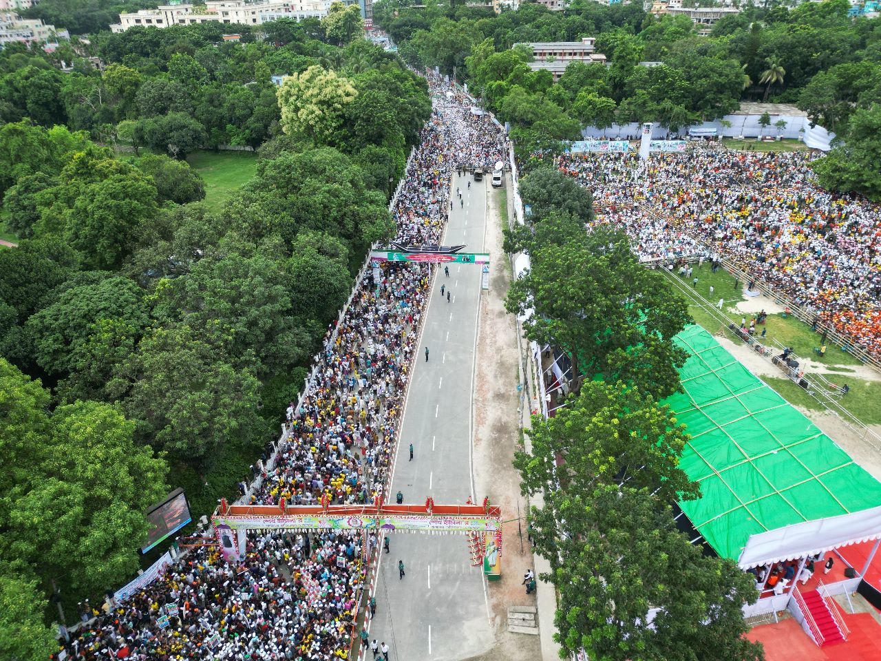 ‘মুই অমপুরের কোনো জনসভাত এতো মানুষ নাই দ্যাকো বাহে’