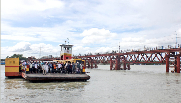 কালুরঘাট সেতু বন্ধ, ফেরি স্বল্পতায় দীর্ঘ যানজট-ভোগান্তি