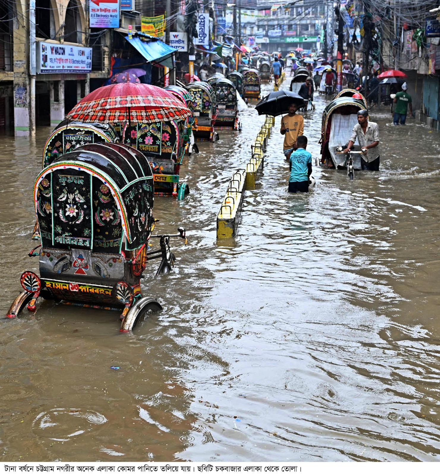 বৃষ্টি হলেই ডুবছে বন্দরনগরী, চরম দুর্ভোগ
