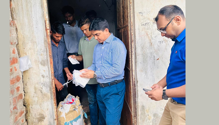 চট্টগ্রামের চাকতাইয়ে ২৫০০ কেজি পলিথিন জব্দ, ২ টি গোডাউন সিলগালা