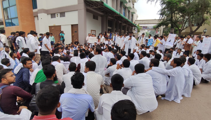 খুমেক হাসপাতালে শিক্ষার্থী-ব্যবসায়ী সংঘর্ষ, পাল্টাপাল্টি ধর্মঘট অব্যাহত