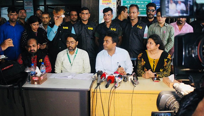 খুমেক হাসপাতাল থেকে ১১ দালাল আটক