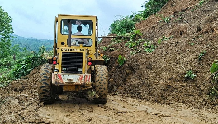 খাগড়াছড়িতে পাহাড় ধসে সড়ক যোগাযোগ বন্ধ