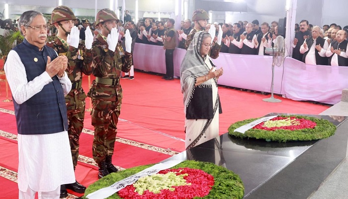 বঙ্গবন্ধুর প্রতিকৃতিতে রাষ্ট্রপতি ও প্রধানমন্ত্রীর শ্রদ্ধা