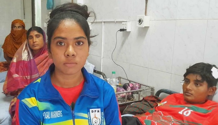 নারী ফুটবলারদের মারধরের পর এসিড নিক্ষেপের হুমকি