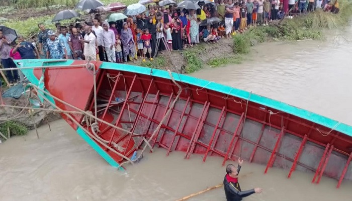 ডুবে যাওয়া ট্রলার উদ্ধার, এখনো নিখোঁজ ৫