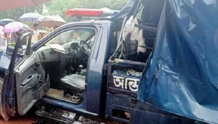 টহল ভ্যানে ট্রেনের ধাক্কা, ৩ পুলিশ সদস্য নিহত