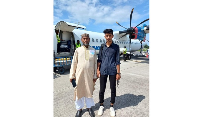 বিদ্যালয়ের সভাপতির নিজস্ব অর্থায়নে বিমানে চড়লেন মেধাবী শিক্ষার্থী