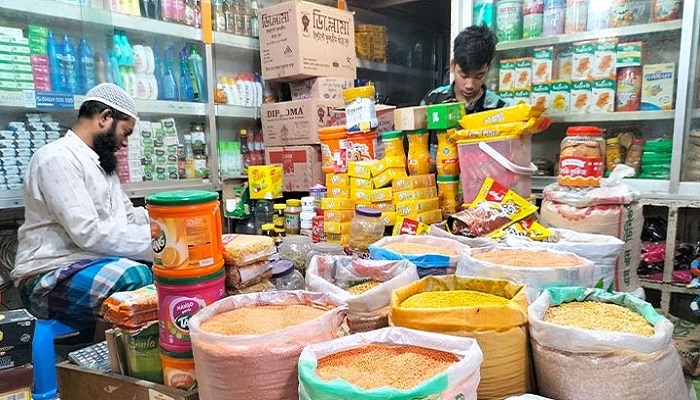 ব্যবসায়ীদের আচরণে ক্ষুব্ধ ক্রেতা, হস্তক্ষেপ দাবি