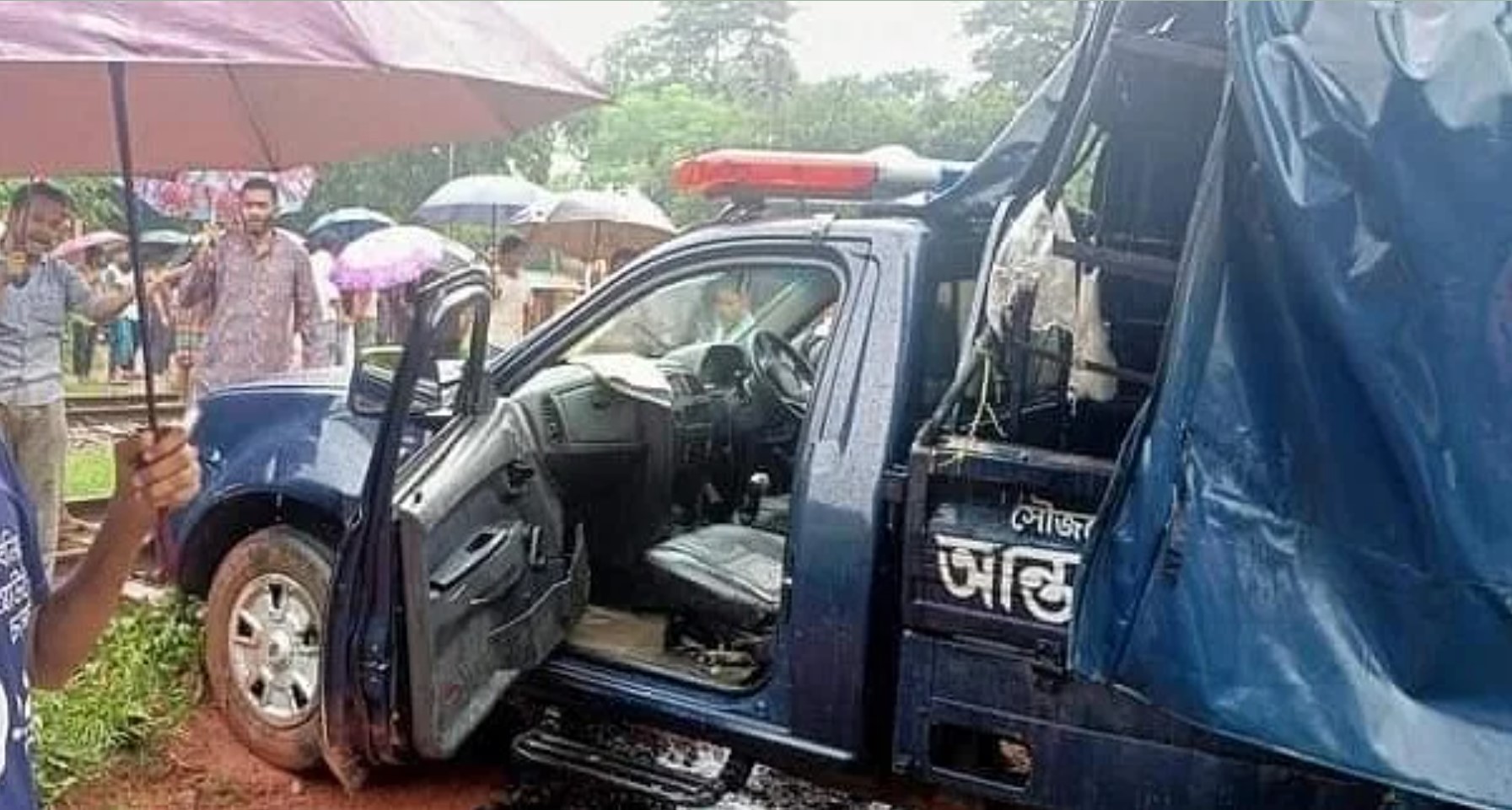 টহল ভ্যানে ট্রেনের ধাক্কা, ৩ পুলিশ সদস্য নিহত