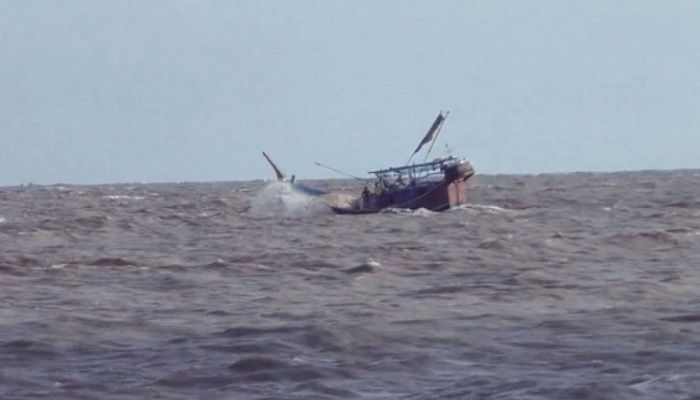 উত্তাল সাগরে ১০ ট্রলার ডুবে ৩০ জেলে নিখোঁজ