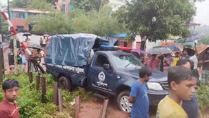 টহল ভ্যানে ট্রেনের ধাক্কা, ৩ পুলিশ সদস্য নিহত