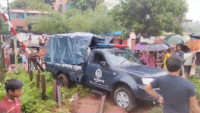 টহল ভ্যানে ট্রেনের ধাক্কা, ৩ পুলিশ সদস্য নিহত