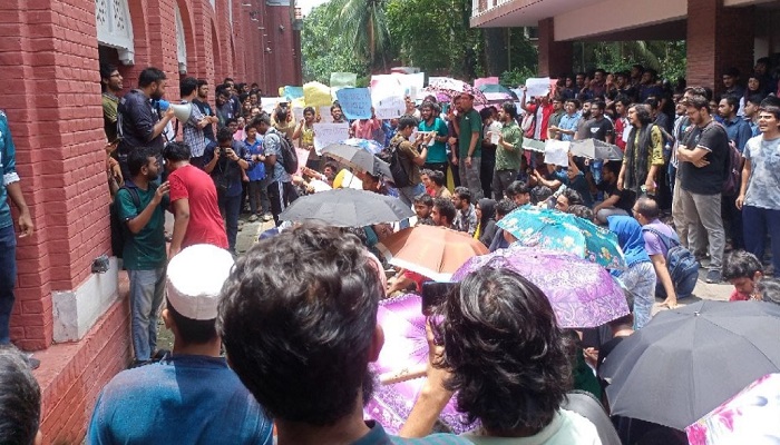 উত্তাল বুয়েট, ক্লাস বর্জন করে শিক্ষার্থীদের বিক্ষোভ