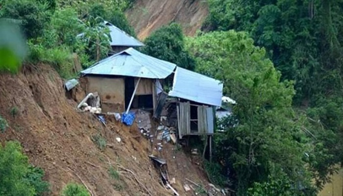 চট্টগ্রামে পাহাড় ধস, বাবা-মেয়ের মৃত্যু